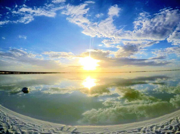 夕阳下的盐湖