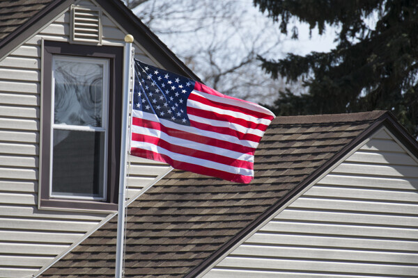 房子与美国国旗图片