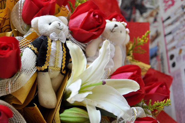 情人节的礼物可爱熊和玫瑰花图片