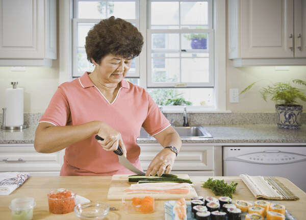 做菜的老年妇女图片
