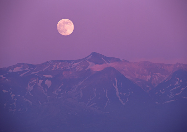 雪山月亮风景摄影