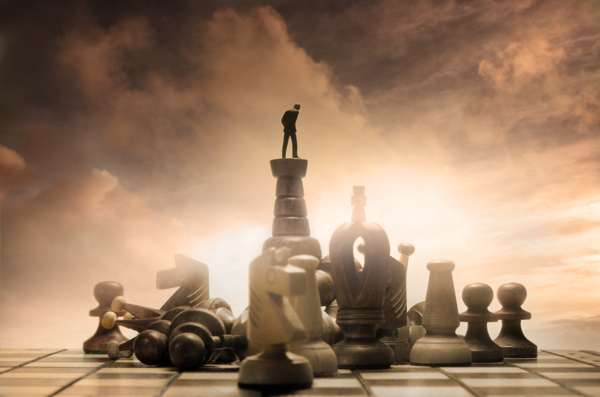 创意站在国际象棋上的男人高清桌面背景图片