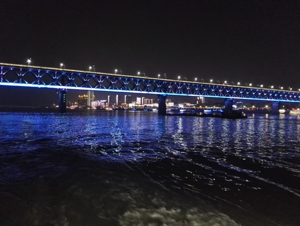 蓝色灯光下武汉长江大桥