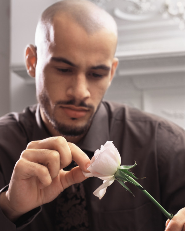 手拿玫瑰花的外国男性图片