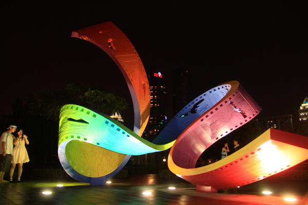 青岛音乐广场雕塑夜景图片