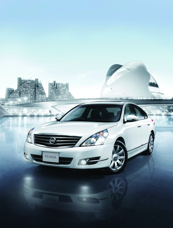 白色日產(chǎn)汽車圖片