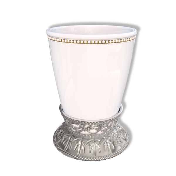 银底座的陶瓷茶杯