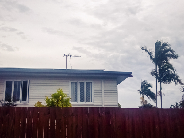蓝天下澳洲带栏杆的别墅