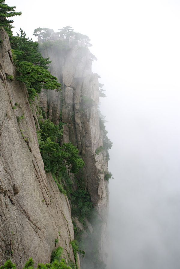 云雾弥漫的黄山峭壁图片