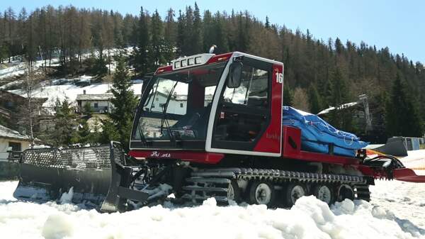 阿尔卑斯山的扫雪机