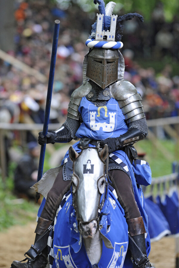 扮中世纪骑士的人物图片