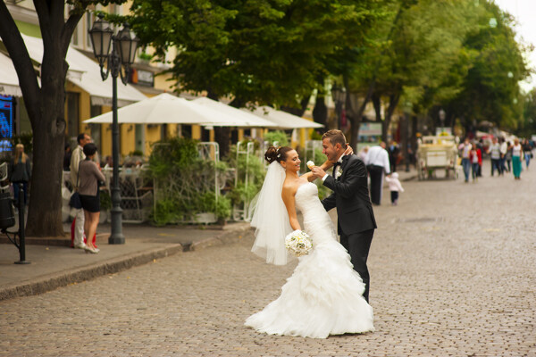 街上的婚纱摄影图片