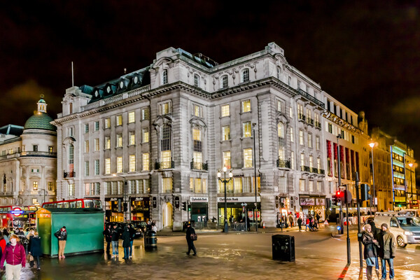 夜晚伦敦的建筑和行人图片
