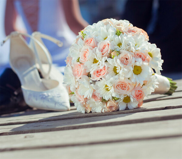 婚礼鞋子与花束图片