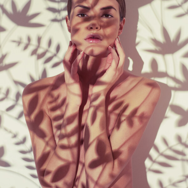 植物影子與美女模特圖片