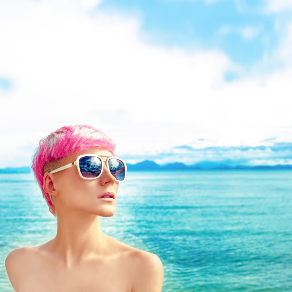 海邊旅游的時尚女人圖片