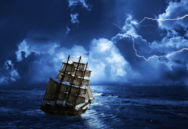暴风中行驶的帆船图片