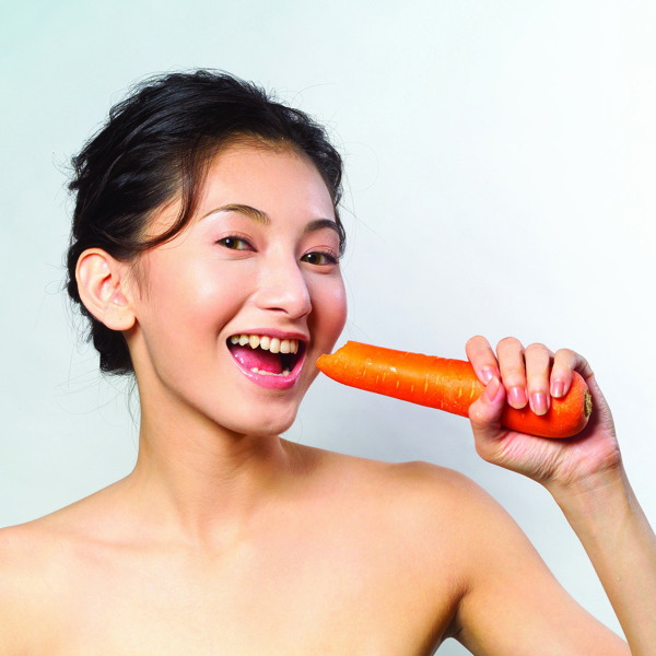 吃紅蘿卜的美女圖片