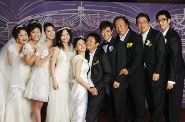 生活中的演戏中的情侣韩国伉俪婚纱结婚结婚照伴娘伴郎开心合影图片