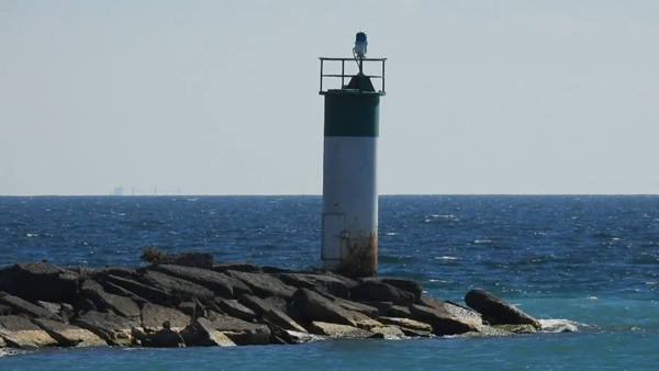 伫立在海岸旁边孤独的灯塔实拍视频