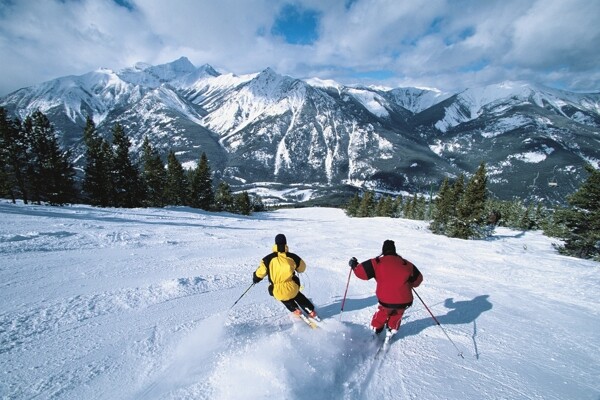 高山滑雪运动员摄影图片