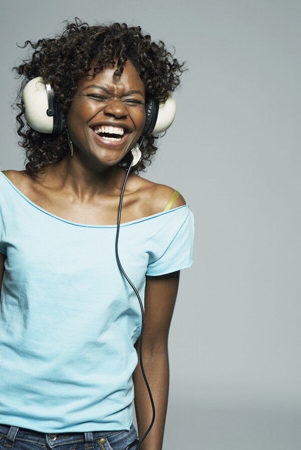 听音乐开心大笑的黑人美女图片