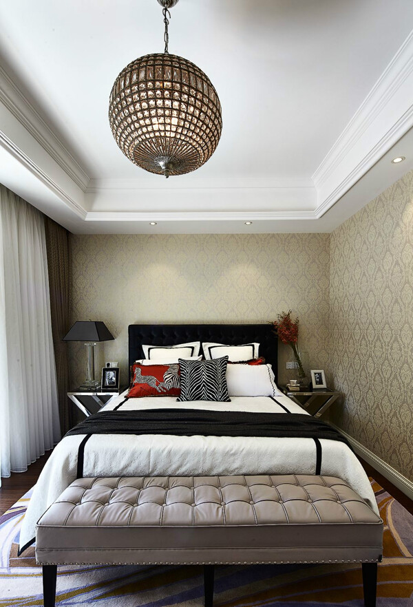 现代时尚卧室白色窗帘室内装修效果图