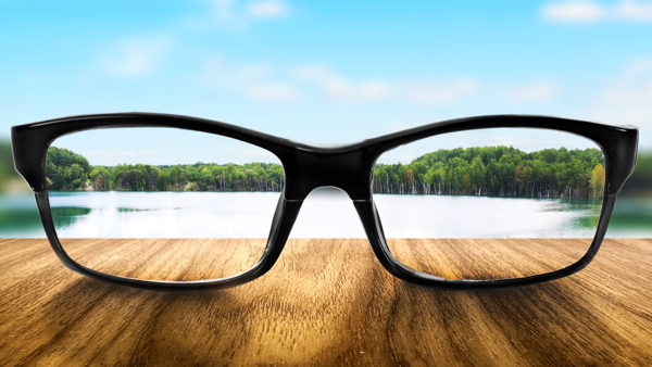 木板眼镜湖水背景图片