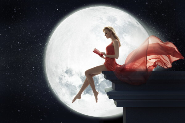 月光下的优雅美女图片