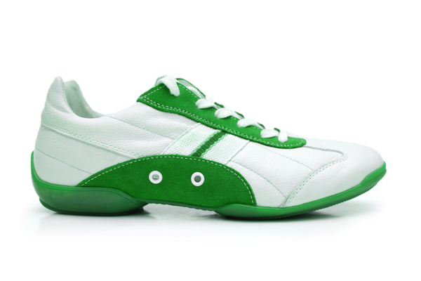 绿色和白色运动鞋