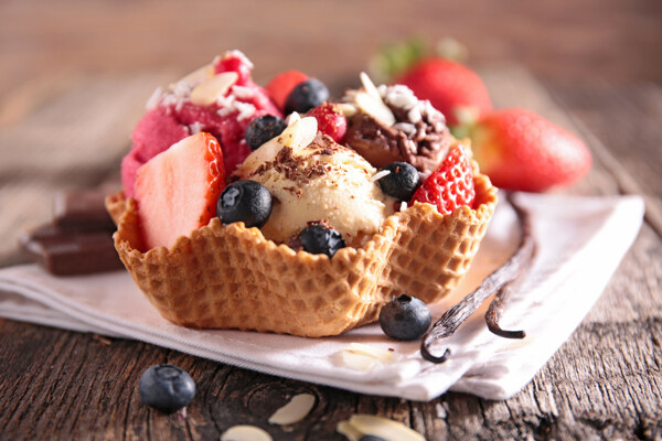 草莓蓝莓冰淇淋图片