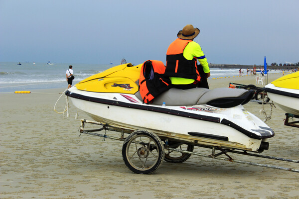 北海银滩水上救生员图片