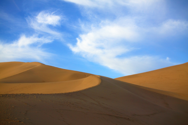 蓝天白云下的沙漠高清摄影图片