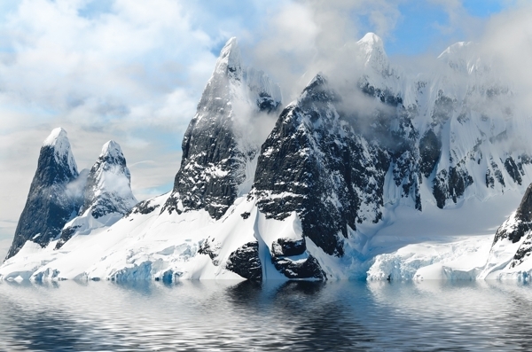冰川湖雪山图片