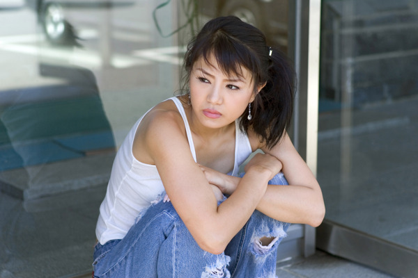 蹲著的美女圖片