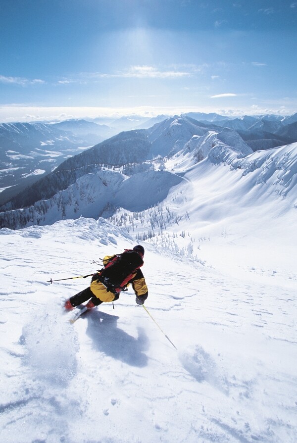 飞速下滑的滑雪运动员高清图片