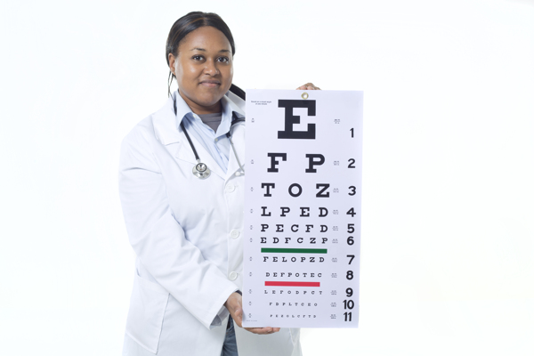 拿着视力测试卡的眼科医生图片