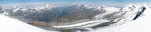 白雪覆盖的群峰宽幅风景图片