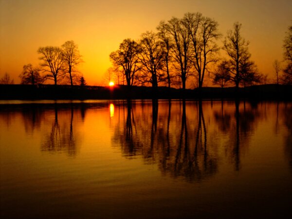 湖边夕阳美景图片