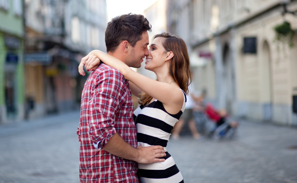 街上亲吻的情侣图片