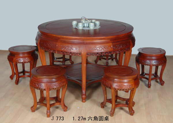 六腳圓桌