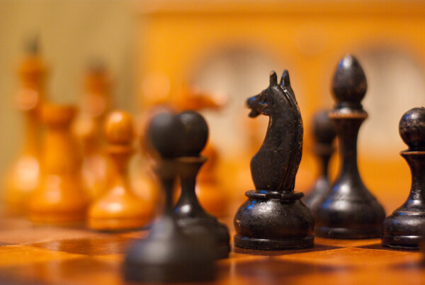 木质黑色国际象棋棋子图片