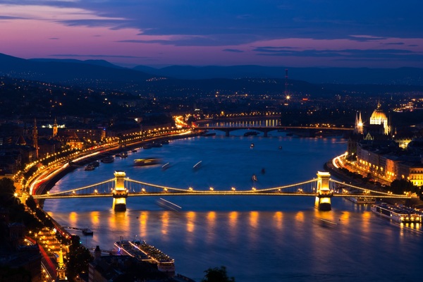 多瑙河建筑夜景