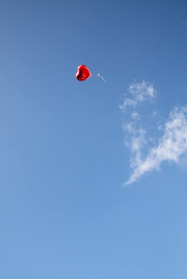 天空爱心气球