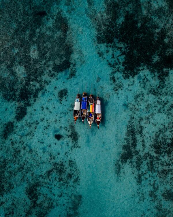 海洋蓝色清澈划艇小船背景素材