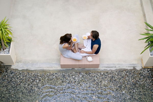 坐着大水池旁喝茶的外国情侣图片