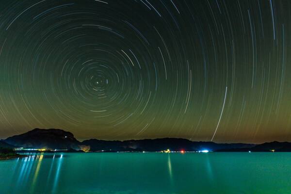 泸沽湖星空图片