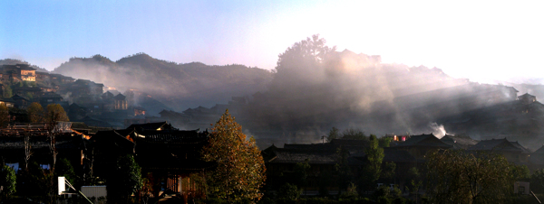 村莊大霧景觀圖片