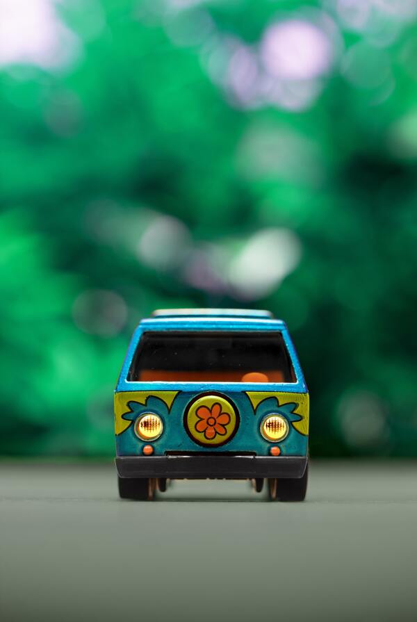 朦胧背景前玩具车