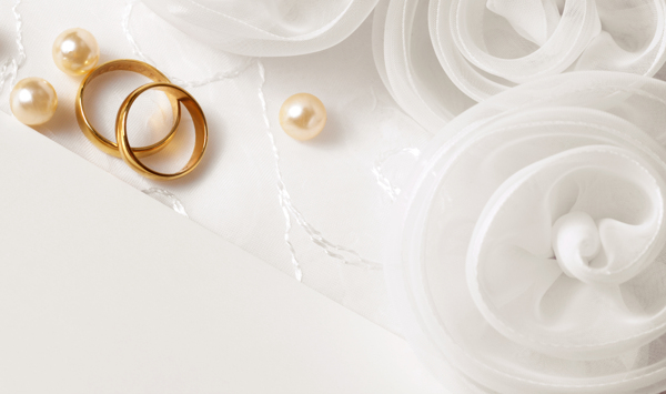 黄金戒指与珍珠背景图片